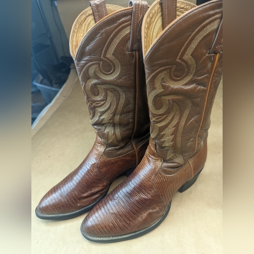 Tony Lama boots men's size 9.5EE. Exotic Genuine Brown Teju Lizard leather class